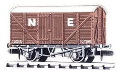 Peco Box Van, Standard Type, NE, Brown 66-NR43E